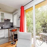 A Cosy Nest With A Balcony Near The Seine