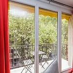 A Cosy Nest With A Balcony Near The Seine