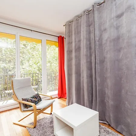Appartamento A Cosy Nest With A Balcony Near The Seine Parigi